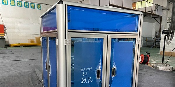 工業(yè)鋁型材框架上面安裝紅色藍(lán)色板材客戶(hù)案例